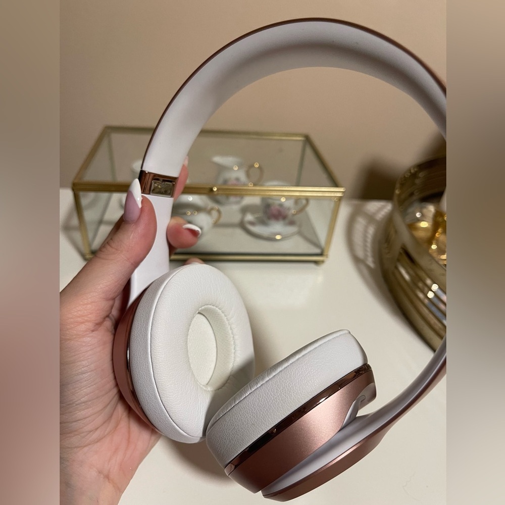 MOVING SALE BEATS ROSE GOLD HEADPHONES - Picture 8 of 9